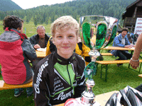 Simon mit Pokal auf der Eggeralm in Kärnten 2011 - Klick zum vergrößern