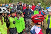 Mike beim erklären des Trail